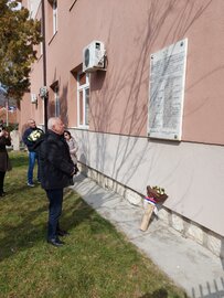 ПО ПОВОД УТРЕШНИЯ ПРАЗНИК, ДЕНЯ НА ОСВОБОЖДЕНИЕТО НА БЪЛГАРИЯ ОТ ОСМАНСКОТО ИГО, ПРЕДСТАВИТЕЛИ НА МЕСТНОТО САМОУПРАВЛЕНИЕ В ЦАРИБРОД ПОДНЕСОХА ЦВЕТЯ ПРЕД ПАМЕТНИКА НА ХРИСТО БОТЕВ